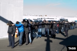 Массовое задержание приезжих рабочих на овощной базе в Бирюлеве. 14 октября 2013 года