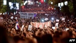 Pamje nga demonstrata kundër Aleksandar Vuçiqit në Beograd më 4 prill