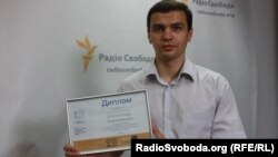 Gazetari Oleksandr Chornovalov me diplomën e fituar për programin e tij investigativ Skhemy