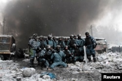 Беркутівці позують на відбитих позиціях майданівців. Революція гідності. Київ, 22 січня 2014 року