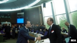 Министерот на надворешни работи се ракува Антонио Милошоски се поздравува со грчкиот шеф на дипломатијата Димитрис Друцас во Стразбур