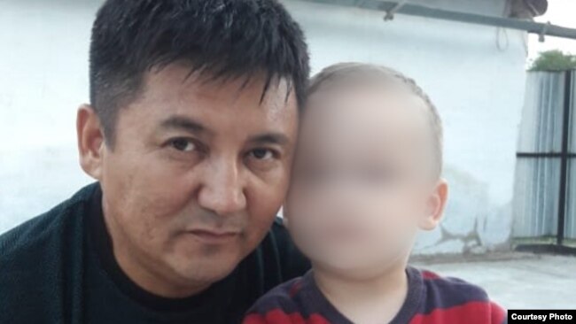 "Задержанный в Китае" Рыскали Магадиев с сыном. Снимок сдедал женой Магадиева Айнурой Абайкызы. "Задержанный в Китае" Рыскали Магадиев с сыном. Снимок сдедал женой Магадиева Айнурой Абайкызы.