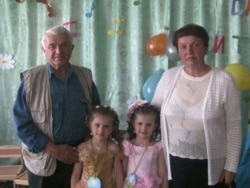 Отец Людмилы Игнатенко справа с супругой и внучками (архив Игнатенко)