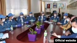 Узбекские медики с таджикскими коллегами в Душанбе.