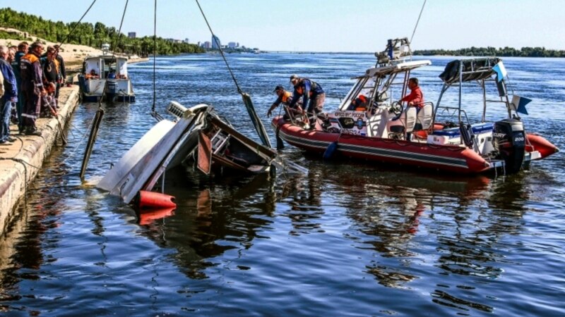 Единаесет загинати во судир на едрилица и товарен брод на реката Волга