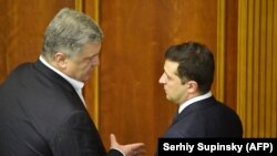 На сайті Верховного суду є дані про таке засідання, де позивачем ваказаний Петро Порошенко, а відповідачем – Володимир Зеленський