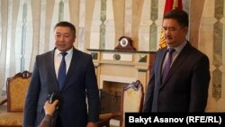 "Кыргызстан" фракциясынын мурдагы лидери Канатбек Исаев жана анын жаңы төрагасы Алмазбек Баатырбеков. 