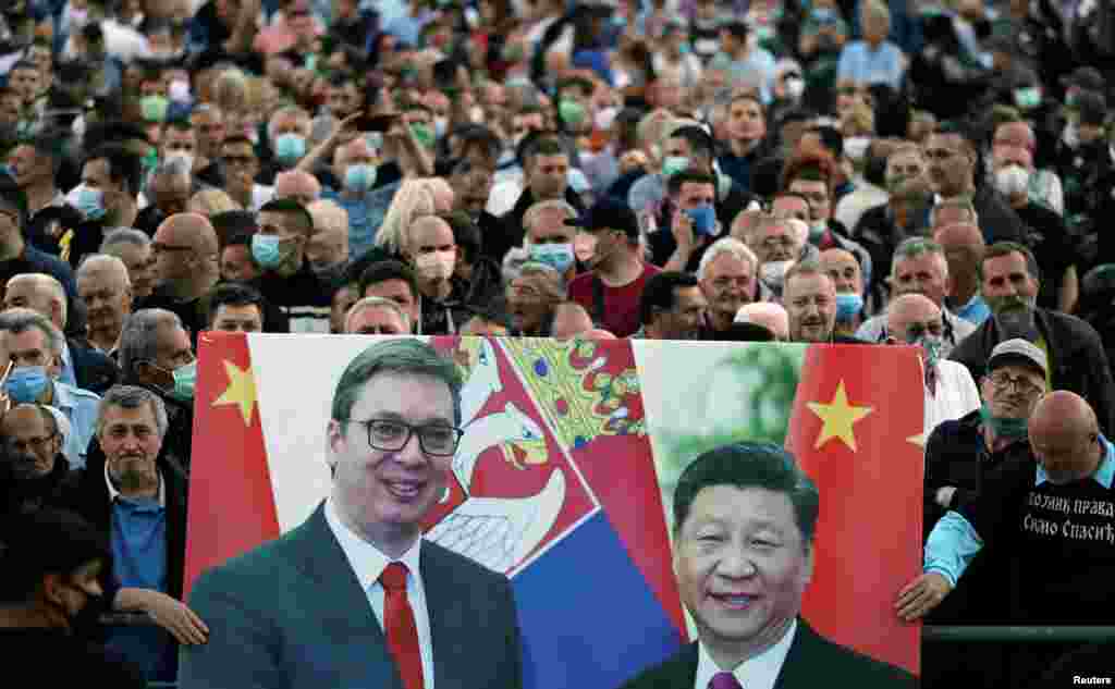 Поддржувачи на владата држат транспарент со слики на претседателите на Србија и Кина, Александар Вучиќ и Си Џинпинг