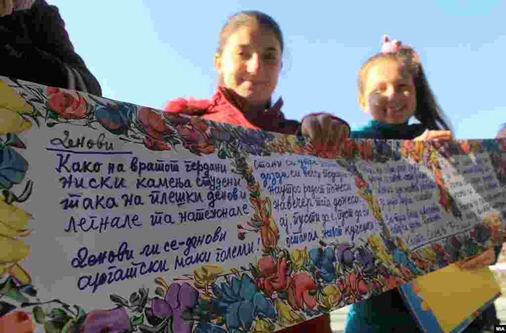 МАКЕДОНИЈА - Деца ги држат цртежите на уметникот Живко Поповски - Цветин кои се дел од неговиот проект Цветна патека на мирот. Цветин ја продолжува неговата цветна патека по повод 50-годишниот јубилеј на Рациновите средби.