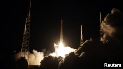 Falcon-9 зымыраны Канаверал мүйісіндегі ғарыш айлағынан ұшып барады. Флорида штаты, 7 қазан 2012 жыл. (Көрнекі сурет)