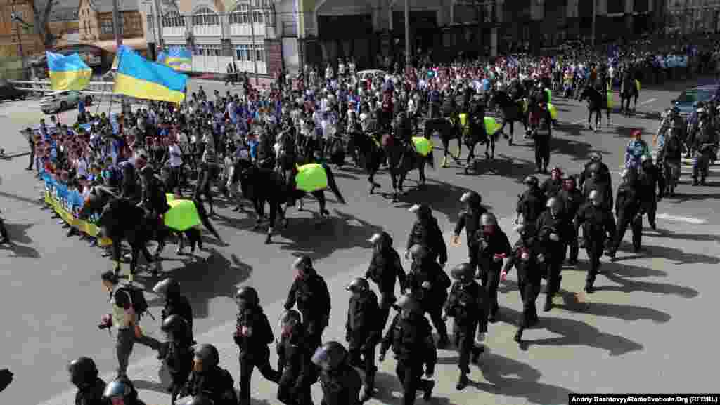 Понад півтисячі футбольних фанатів взяли участь у марші на захист родини Павліченків, Київ, 27 квітня. 2 жовтня 2012 року Голосіївський райсуд Києва засудив Дмитра Павліченка до довічного ув’язнення, а Сергія Павліченка – до 13 років позбавлення волі за вбивство судді Сергія Зубкова