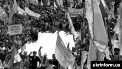 Мітинг на площі біля Верховної Ради у день ухвалення Акту проголошення незалежності України. Київ, 24 серпня 1991 року