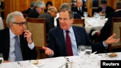 Глава МИД РФ Сергей Лавров и спецпосланник ООН и ЛАГ по Сирии Лахдар Брахими на конференции Женева-2