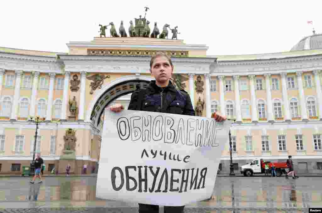 &laquo;Обновление лучше обнуления&raquo;, &ndash; надпись на плакате, который держит протестующая на площади в Санкт-Петербурге