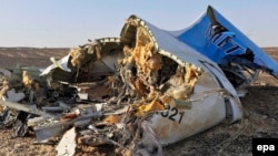 Обломки российского самолета в египетской пустыне 