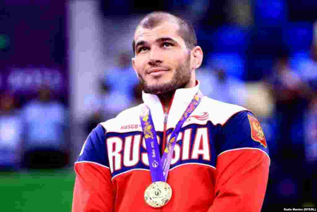 Ислам Магомедов – 25 лет, борьба (до 98 кг ).