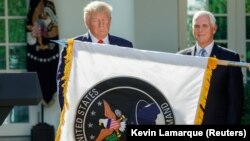 Президент США Дональд Трамп на тлі прапора Космічних сил США