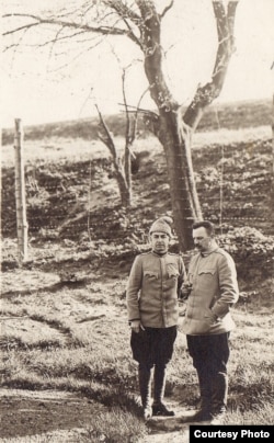 Ofițeri români în lagărul Dänholm-Stralsund, 1918 (Foto: Expoziția Marele Război, 1914-1918, Muzeul Național de Istorie a României, http://www.marelerazboi.ro/razboi-catalog-obiecte/item/ofiteri-romani-in-lagarul-de-la-stralsund-3)