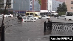 Уфада көчле яңгырдан соң урамнарны тутырып су акты, 4 сентябрь 2017