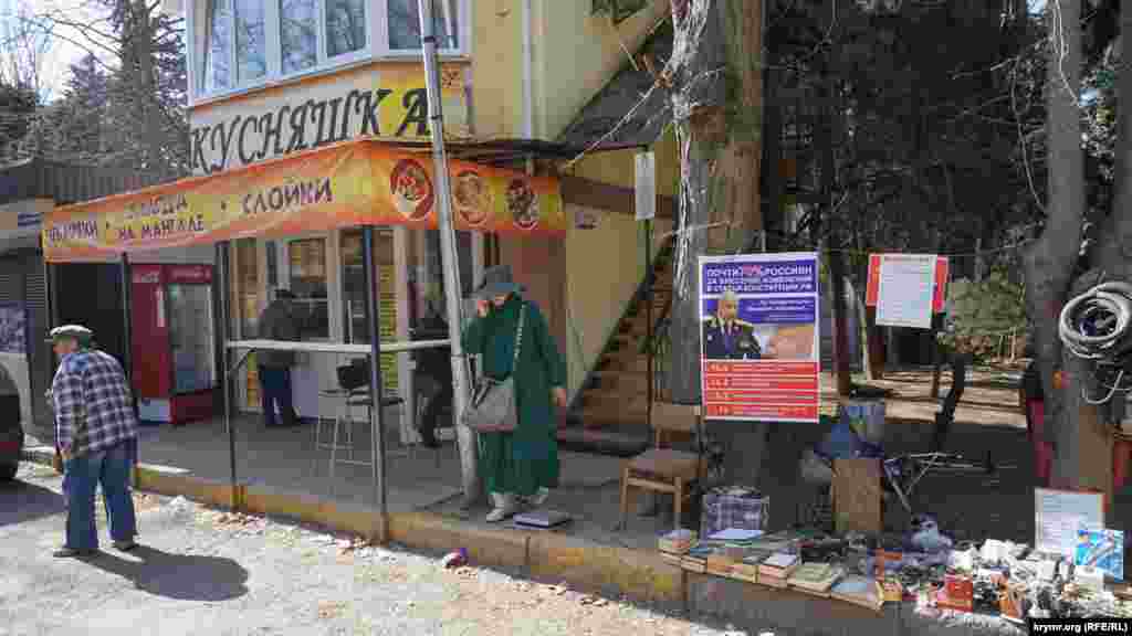 Агітка з фотографією голови Слідчого комітету Росії Олександра Бастрикіна на місцевому стихійному ринку