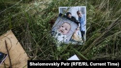 Фотографии погибших на месте падения самолета MH17