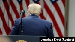Președintele Statelor Unite Donald Trump pleacă, refuzând să răspundă întrebărilor puse de jurnaliștii despre declarația referitoare la relațiile comerciale cu China și Hong Kong