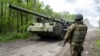 Українська самохідна важка артилерія рухається по дорозі в Харківській області. 17 травня 2022 року