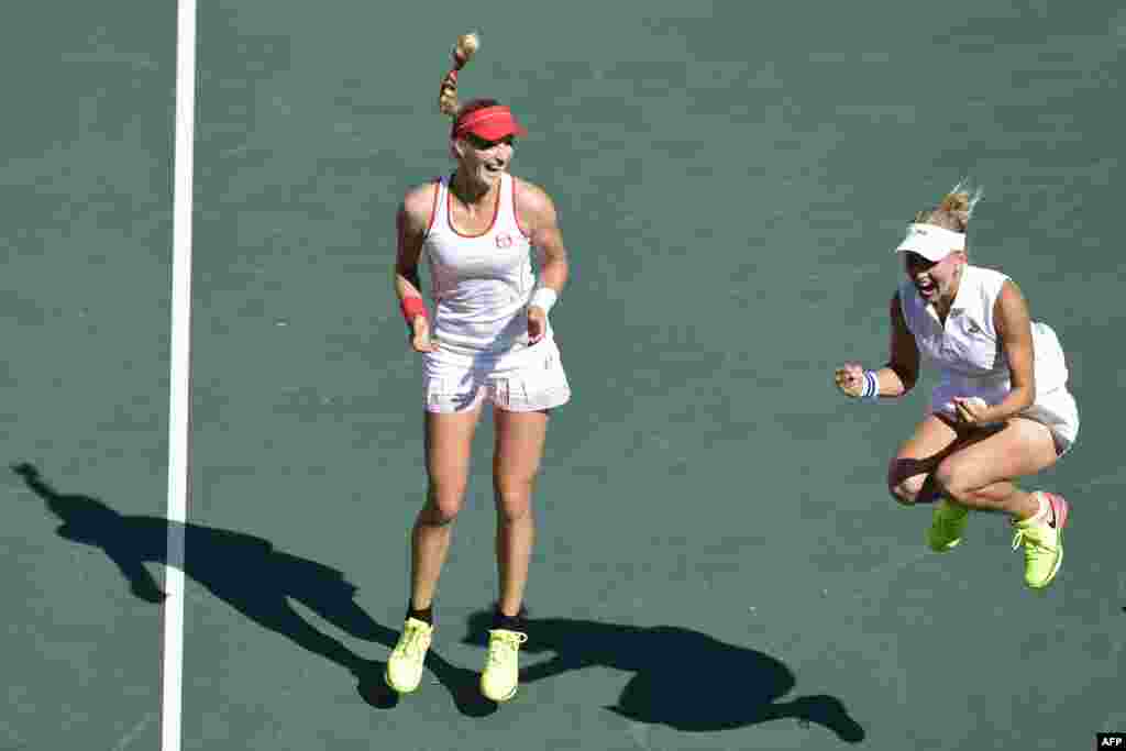 Russian teammates Ekaterina Makarova (left) and Elena Vesnina celebrate after winning the women&#39;s doubles tennis finals against Switzerland&#39;s Martina Hingis and Timea Bacsinszky.