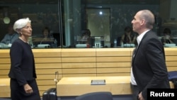 BVF rəhbəri Christine Lagarde (solda)Yunanıstanın maliyyə naziri Yanis Varoufakis ilə, 25 iyun, 2015-ci il