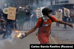 «Кактэйль Молатава» падчас дэманстрацыі ў Вэнэсуэле. Хоць іх выкарыстоўвалі і раней, сваю назву і шырокі ўжытак такія запальныя бомбы атрымалі падчас «Зімовай вайны»