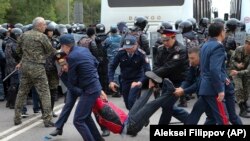 Задержания людей 9 июня, в день президентских выборов, в Нур-Султане.