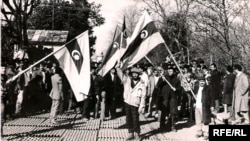 Arxiv foto. Sovet-İran sərhədində azərbaycanlıların aksiyalarından biri, Astara, 1990-cı il, yanvar.