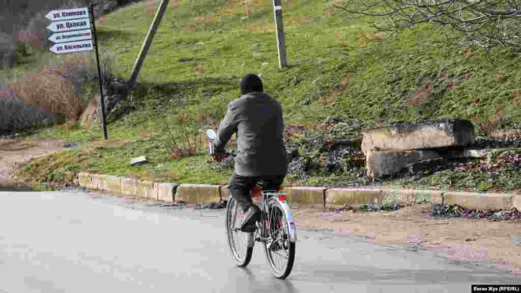 Велосипед &ndash; особенно распространенное транспортное средство в крымской сельской местности. Житель села Красный Мак на велосипеде, февраль 2021 года
