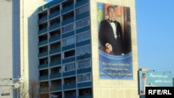 Ақтау қаласындағы тұрғын үйдің сыртқы қабырғасын түгел алып тұрған президент Нұрсұлтан Назарбаевтың портреті. Желтоқсан, 2008 жыл