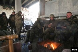 Militari ucraineni se încălzesc între două operațiuni.