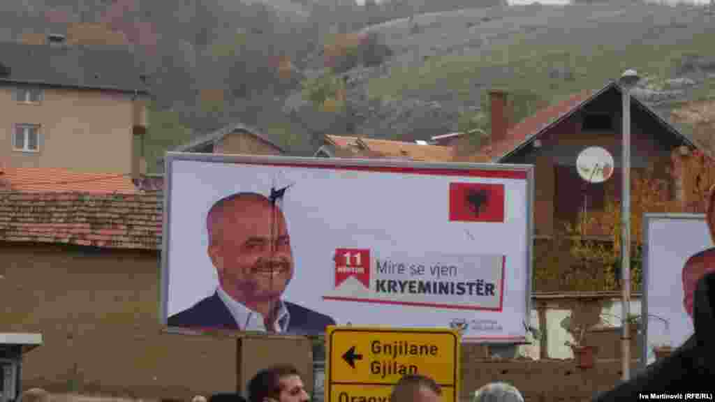 Bilbord &quot;Dobrodošli premijeru&quot; kojim je predsednik Vlade Albanije Edi Rama dočekan u Preševu upropašten crnom bojom
