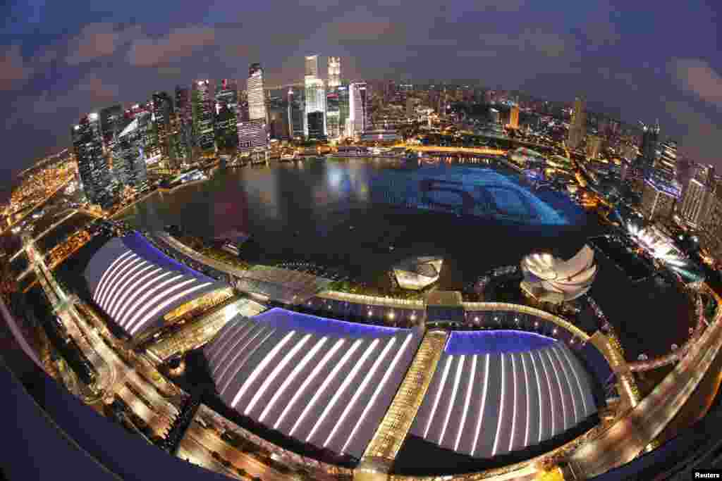O instalație plutitoare cu 25.000 de sfere în golful Marina Bay cu cartieru financiar &nbsp;din Singapore în fundal. În timpul lunii decembrie, oamenii și-au scris dorințele pentru Anul Nou pe sferele care au fost puse după aceea pe apă, ca parte a manifestărilor de celebrare a 50 de ani de independență. (Reuter/Edgar Su)