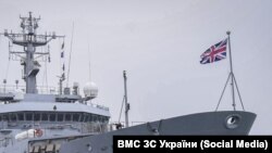 Британський патрульний корабель має у своєму складі 30-міліметрову артустановку, дві кулеметні установки і вертолітний майданчик