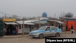 Полицейская машина у таможенного поста в Южно-Казахстанской области. Иллюстративное фото.