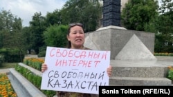 Гражданская активистка Анна Шукеева c плакатом с призывом против ограничения конфиденциальности пользователей интернета и против интернет-цензуры. Нур-Султан, 26 июля 2019 года.