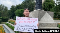 Гражданская активистка Анна Шукеева на одиночном пикете c плакатом «Свободный интернет — свободный Казахстан». Нур-Султан, 26 июля 2019 года.