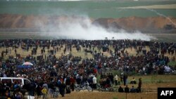Палестинці беруть участь в акції протесту біля кордону з Ізраїлем на півночі Смуги Гази, 30 березня 2018 року