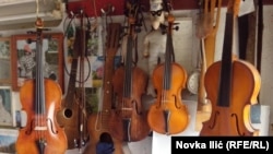 Omer je do sada napravio više od 30 violina. Prvu čuva kao porodičnu relikiviju