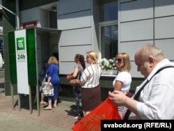 Чарга банкамату аддзяленьня ААТ «АСБ Беларусбанк»