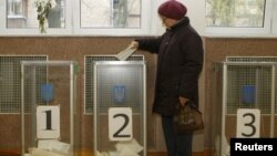 Женщина голосует на парламентских выборах. Киев, 28 октября 2012 года. 