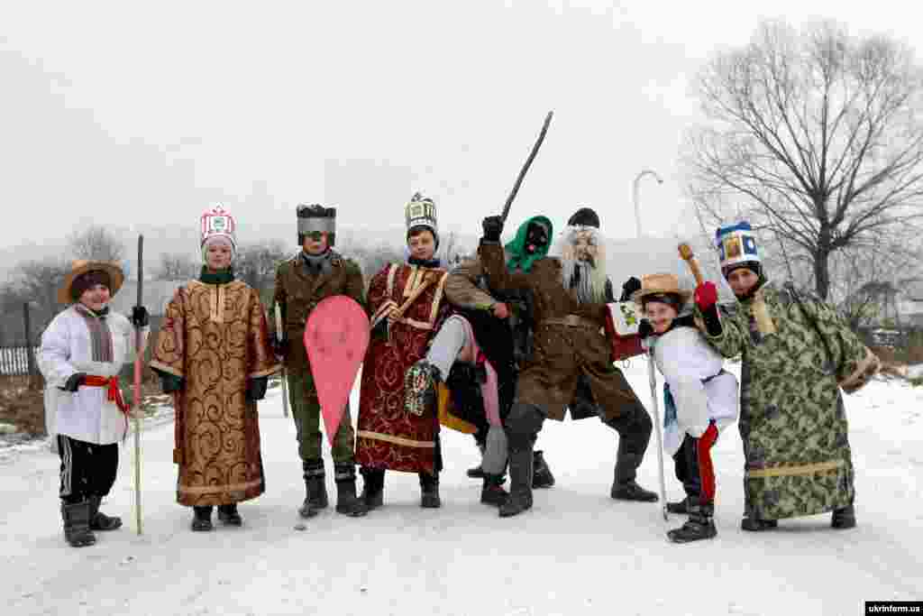 Молоді хлопці йдуть колядувати у селі Головецькому, Старосамбірського району, Львівська область, 7 січня 2015 року