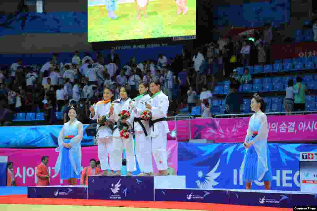 Казахстанская дзюдоистка Ленария Мингазова (крайняя справа) получила бронзу на Азиаде. Инчхон, 20 сентября 2014 года. Фото пресс-службы комитета спорта и физической культуры. &nbsp; 