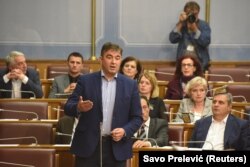 U Skupštini su uslijedile poslaničke kritike, uz poruke iz DF-a da je Stanković trebalo da podnese ostavku i omogući da se istraga vodi nepristrasno