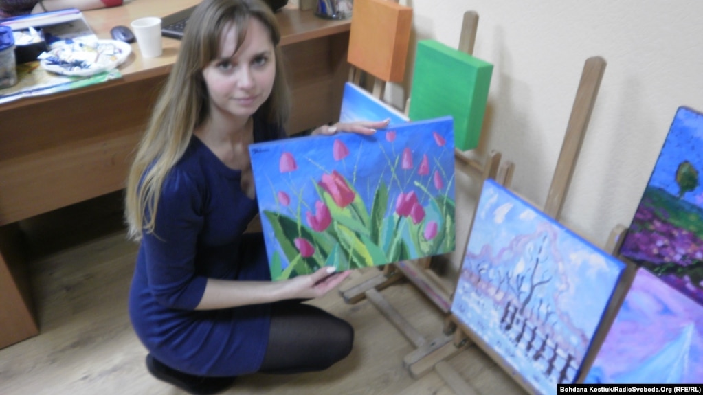 Валерія Москвітіна зі своїми роботами Валерія Москвітіна зі своїми роботами