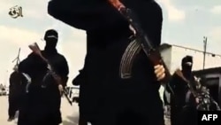 Кадр видеозаписи, на которой, как предполагается, запечатлены новобранцы группировки "Исламское государство". 